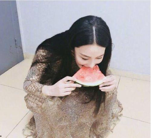 网红吃瓜换衣服图片高清  第2张